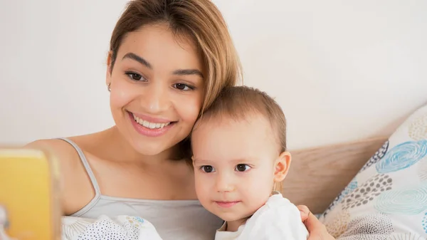 Hermosa Madre Hijo Pequeño Haciendo Selfie Casa Cama Familia Feliz —  Fotos de Stock