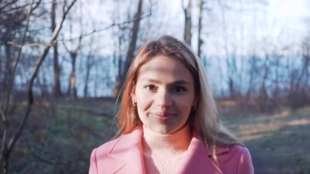 Belle Jeune Femme Regardant Dans Caméra Marchant Vers Avant Jolie — Video