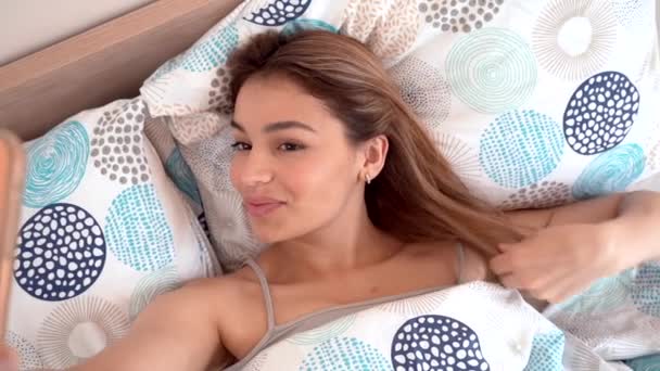 Όμορφη Νεαρή Κοπέλα Που Παίρνει Selfies Στο Σπίτι Στο Κρεβάτι — Αρχείο Βίντεο