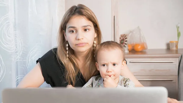 Jovem Mãe Triste Com Criança Sentada Casa Navegando Web Sentindo — Fotografia de Stock