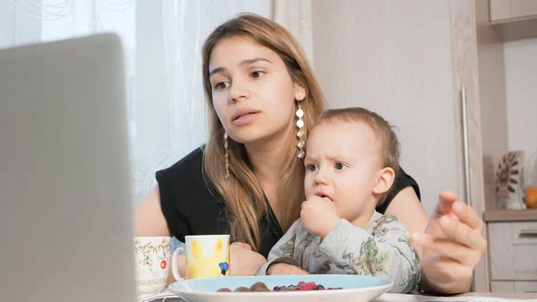 Fiatal Szomorú Anya Gyermekével Otthon Szörfözik Neten Unatkozom Boldogtalan Vagyok Stock Kép