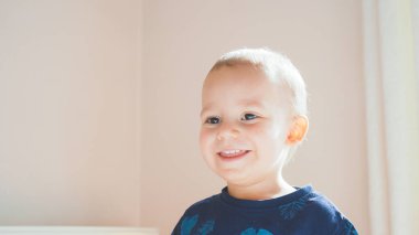 Şirin çocuk gülüyor. Güzel çocuk portresi