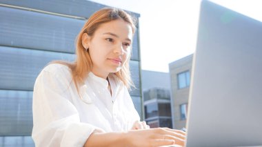 Güzel bir kız öğrenci ve evde çalışıyor. Çekici bir iş kadını. Profesyonel, güneşli bir günde kendini soyutlayan..