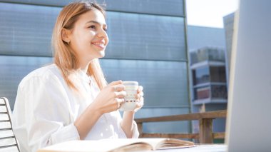 Mutlu kız öğrenci, evde çalışıyor ve çalışıyor. Çekici iş kadını profesyonel güneşli bir günde kahve içiyor..