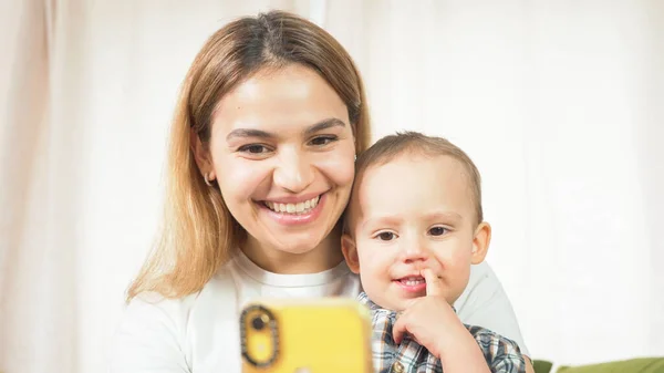 Madre Felice Con Figlio Del Bambino Che Videochiamate Facetime Telefono — Foto Stock