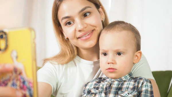 Mãe Feliz Com Filho Criança Tendo Videochamada Tempo Real Telefone — Fotografia de Stock