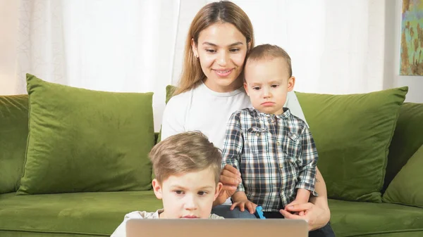 Mãe Bonita Com Filhos Fazendo Uma Chamada Vídeo Tempo Real — Fotografia de Stock