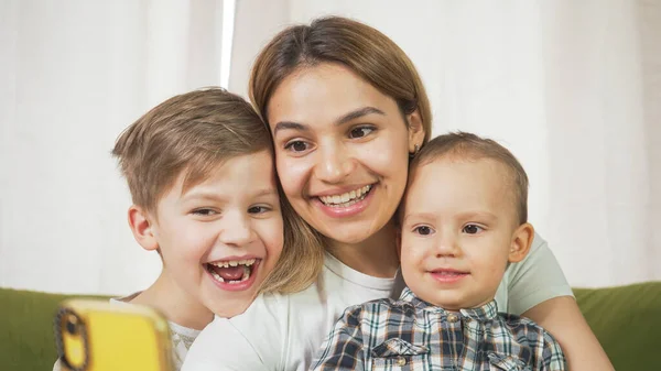 Belle Maman Avec Des Fils Ayant Appel Vidéo Facetime Famille — Photo