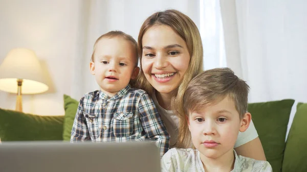 Hermosa Mamá Con Hijos Teniendo Una Videollamada Tiempo Real Familia —  Fotos de Stock