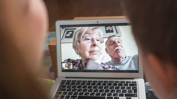 Dede ve ninesiyle görüntülü görüşme yapan genç bir anne. Aile, anne babasıyla webcam 'de iletişim kuruyor. Her yaştan insanı birbirine bağlayan modern teknoloji..