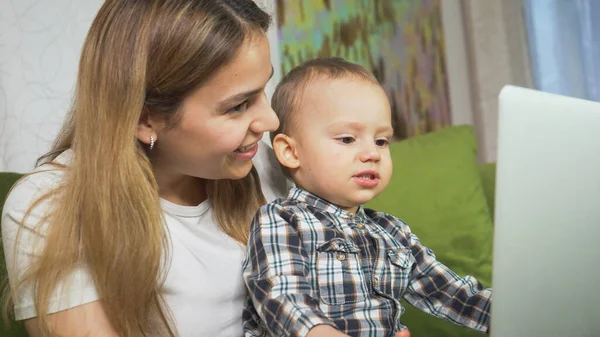 Bela Mãe Trabalhar Casa Com Filho Mais Novo Mãe Criança — Fotografia de Stock