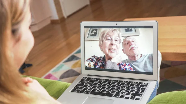 Lánya Videóhívást Tart Idősebbekkel Családi Videó Chatelés Otthon Önelszigeteltség Minden Jogdíjmentes Stock Fotók