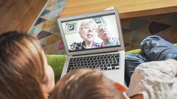 Fiatal Anya Fiával Aki Videóhívást Tart Nagyszülőkkel Családi Kapcsolat Szüleikkel Jogdíjmentes Stock Képek