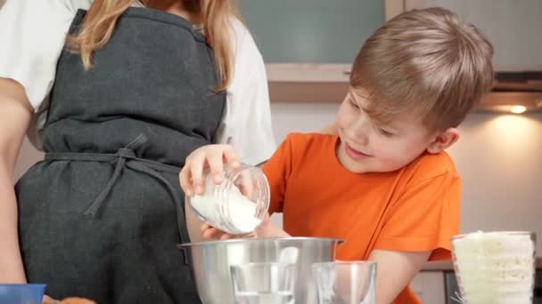 Mor Och Son Lagar Mat Tillsammans Köket Glad Familj Matlagning — Stockvideo