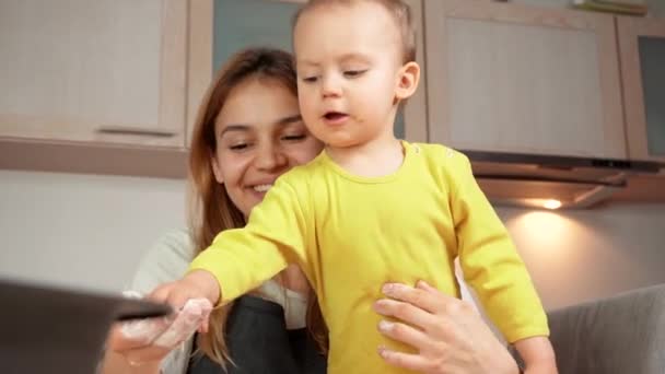 Mãe Filho Criança Preparando Comida Juntos Cozinha Família Feliz Cozinhar — Vídeo de Stock