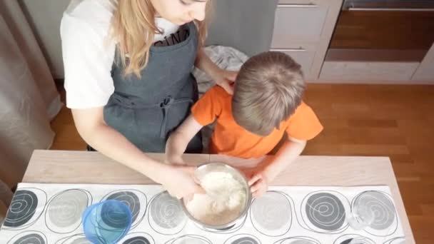 Mor Och Son Lagar Mat Tillsammans Köket Glad Familj Matlagning — Stockvideo