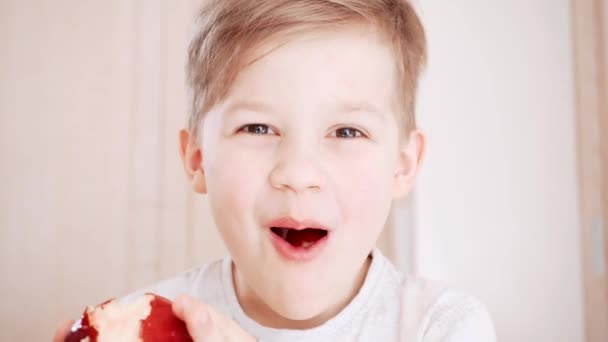 Schöne Kinderzähne Lächeln Und Essen Apfel Netter Junge Lacht Porträt — Stockvideo