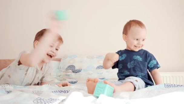 Двоє Щасливих Дітей Грають Навчаються Маленькі Брати Розважаються Разом Щаслива — стокове відео