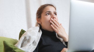 Kadın kendini hasta ve yorgun hissediyor. Kanepede uyuyan kadın., 