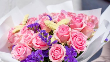 Güzel egzotik çiçek buketi düzenlemesi. Çiçek konsepti. 