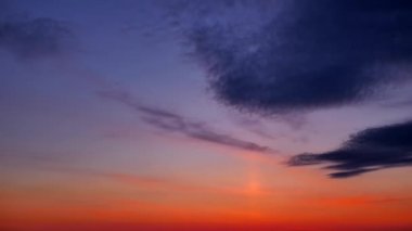 Pembe, kırmızı ve mavi renkli sirrus bulutları ile destansı alacakaranlık gökyüzünün panoramik zaman atlaması. Tepenin tepesinden gün batımı ufku 4K 'da.