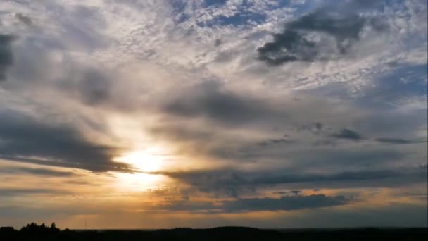 空飛ぶ雲に沈む壮大な夕日 — ストック動画