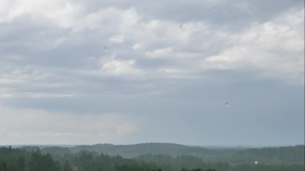 空中全景时间消逝的夏雨覆盖着青翠的森林和蓝天上飘扬的白云 用4K从山顶眺望 — 图库视频影像