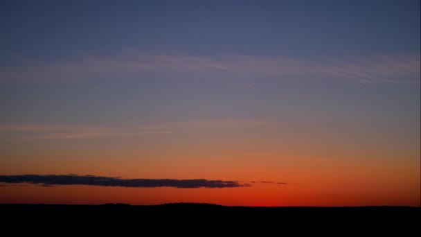 真っ青な夜空に赤く染まった赤い太陽の空中パノラマの時間の経過 4Kの丘の上からの壮大な夕日 — ストック動画