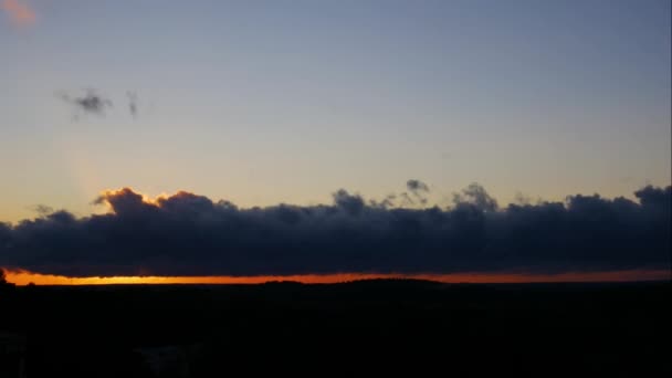 黄昏时分 空中的全景时间在地平线上掠过了一缕如画的积云 美丽的落日在4K内消失在黑暗中 — 图库视频影像