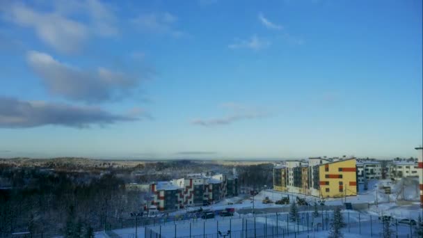冬の谷 丘の下のカラフルな素敵な家で絵のような景色の時間の経過 白い雲と晴れた日を飛んで青い空をクリア — ストック動画
