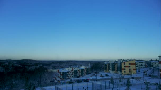 冬の谷 丘の下のカラフルな素敵な家で壮大な景色の時間の経過 白い雲と晴れた日を飛んで青い空をクリア — ストック動画