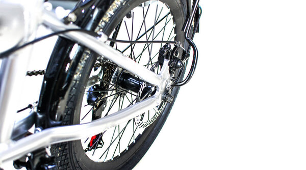 Закройте колесо и цепь маунтинбайка. Ландшафтный вид системы разрыва дисков и переднего бампера мотоцикла. цвета титана и каркаса алюминия. Сдвижной рычаг и тормозной рычаг
.