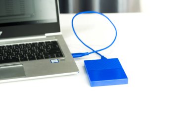Bilgisayar ve HDD arasında dizüstü bilgisayara bağlanmak, aktarmak veya yedeklemek için harici sabit diski kapat. Yedekleme dosyaları ve USB 3.0 bağlantısı kullanan önemli bilgiler için siyah sabit disk