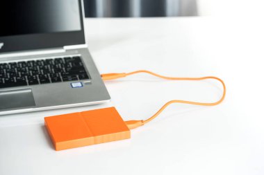 Bilgisayar ve HDD arasında dizüstü bilgisayara bağlanmak, aktarmak veya yedeklemek için harici sabit diski kapat. Yedekleme dosyaları ve USB 3.0 bağlantısı kullanan önemli bilgiler için siyah sabit disk
