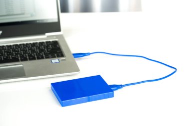 Bilgisayar ve HDD arasında dizüstü bilgisayara bağlanmak, aktarmak veya yedeklemek için harici sabit diski kapat. Yedekleme dosyaları ve USB 3.0 bağlantısı kullanan önemli bilgiler için siyah sabit disk