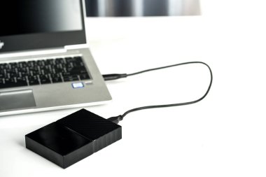 Bilgisayar ve HDD arasında dizüstü bilgisayara bağlanmak, aktarmak veya yedeklemek için harici sabit diski kapat. Yedekleme dosyaları ve USB 3.0 bağlantısı kullanan önemli bilgiler için siyah sabit disk