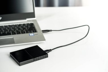 Bilgisayar ve HDD arasında dizüstü bilgisayara bağlanmak, aktarmak veya yedeklemek için harici sabit diski kapat. Yedekleme dosyaları ve USB 3.0 bağlantısı kullanan önemli bilgiler için siyah sabit disk