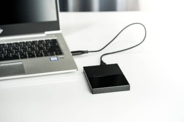 Bilgisayar ve HDD arasında dizüstü bilgisayara bağlanmak, aktarmak veya yedeklemek için harici sabit diski kapat. Yedekleme dosyaları ve USB 3.0 bağlantısı kullanan önemli bilgiler için siyah sabit disk