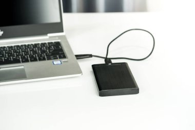 Bilgisayar ve HDD arasında dizüstü bilgisayara bağlanmak, aktarmak veya yedeklemek için harici sabit diski kapat. Yedekleme dosyaları ve USB 3.0 bağlantısı kullanan önemli bilgiler için siyah sabit disk