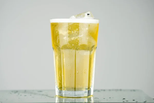 Close Cerveja Lager Fresco Respingo Isolado Fundo Branco Com Bolhas — Fotografia de Stock