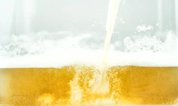 Close Cerveja Lager Fresco Respingo Isolado Fundo Branco Com Bolhas — Fotografia de Stock