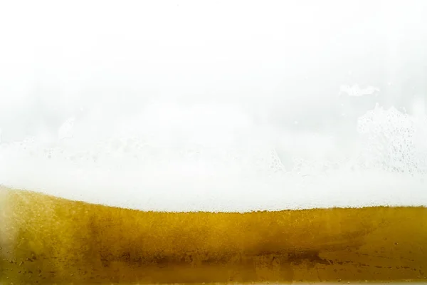 Закрыть Прохладный Пивной Всплеск Изолированный Белом Фоне Реалистичными Пузырьками Стекле — стоковое фото