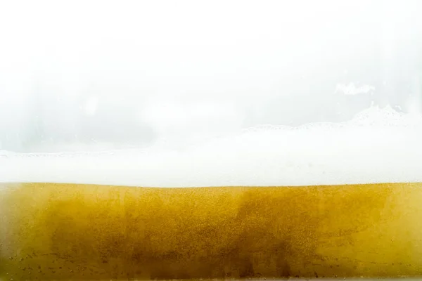 Close Cerveja Lager Fresco Respingo Isolado Fundo Branco Com Bolhas — Fotografia de Stock