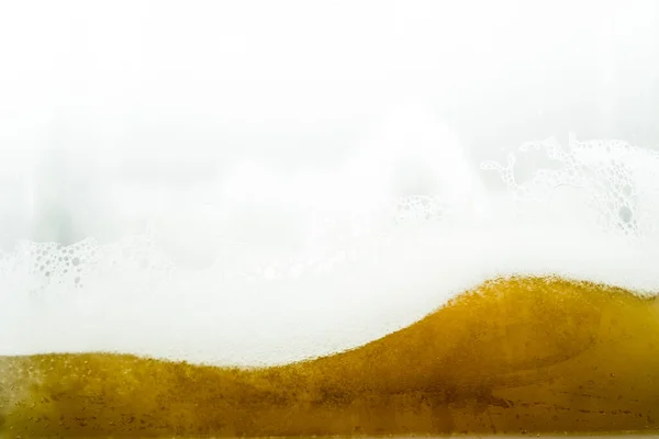 Крупним Планом Прохолодний Пивний Сплеск Ізольований Білому Тлі Реалістичними Бульбашками — стокове фото