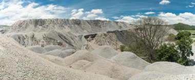 U Thong Stone Mill Suphanburi, Tayland 'daki Kar Dağı manzarası. Maden bölgesindeki kireçtaşı dağları, maden ocağı yüzünden, terk edilmiş bir maden alanı. Büyük bir vadi, taş ocağı, Büyük Kanyon