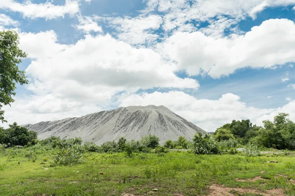 風景U Thong石工場Suphanburi タイの雪の山 鉱山地域からの石灰岩の山々 これは鉱石鉱山 放棄された鉱山のサイトによって引き起こされます 大きな渓谷 採石場 グランドキャニオン ストック写真