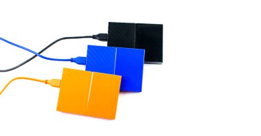 Bilgisayar ve HDD arasında dizüstü bilgisayara bağlanmak, aktarmak veya yedeklemek için harici sabit diski kapat. Yedekleme dosyaları ve USB 3.0 bağlantısı kullanan önemli bilgiler için siyah sabit disk