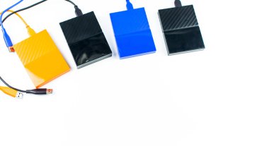Bilgisayar ve HDD arasında dizüstü bilgisayara bağlanmak, aktarmak veya yedeklemek için harici sabit diski kapat. Yedekleme dosyaları ve USB 3.0 bağlantısı kullanan önemli bilgiler için siyah sabit disk