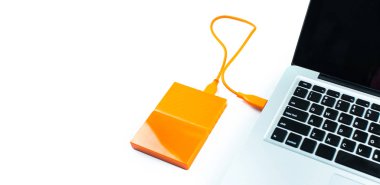 Bilgisayar ve HDD arasında dizüstü bilgisayara bağlanmak, aktarmak veya yedeklemek için harici sabit diski kapat. Yedekleme dosyaları ve USB 3.0 bağlantısı kullanan önemli bilgiler için siyah sabit disk