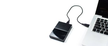 Bilgisayar ve HDD arasında dizüstü bilgisayara bağlanmak, aktarmak veya yedeklemek için harici sabit diski kapat. Yedekleme dosyaları ve USB 3.0 bağlantısı kullanan önemli bilgiler için siyah sabit disk